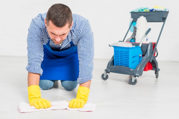 Man zijn huis schoonmaken