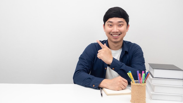 Man zit aan het bureau glimlachend en wijs met de vinger naar kopieerruimte