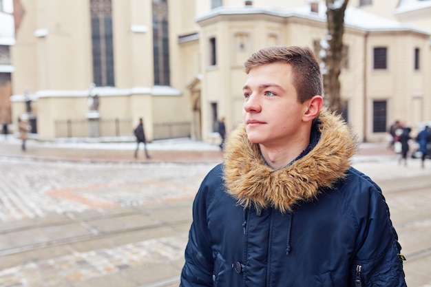 Man zit buiten op trap met een bos rozen