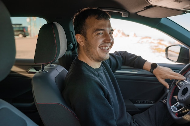 Man zit in de auto