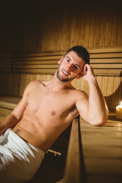 Man zit in een sauna