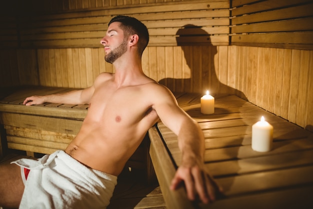 Man zit in een sauna