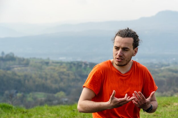 Man zit op de berg en vertelt iets