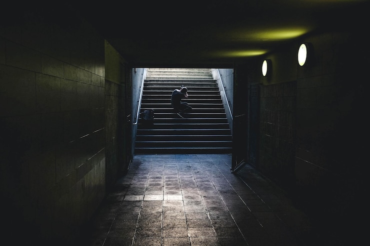 Foto man zit op de trap.
