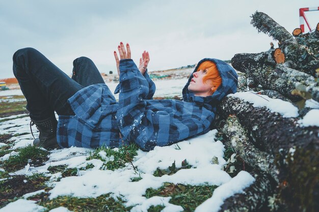 Foto man zit op een met sneeuw bedekt veld