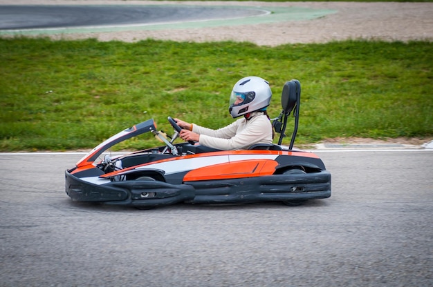 Foto man zit op een motorfietskar