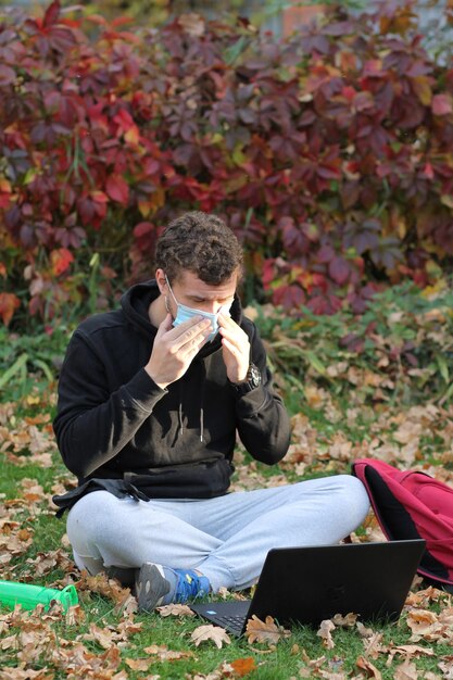 Foto man zit op het veld.