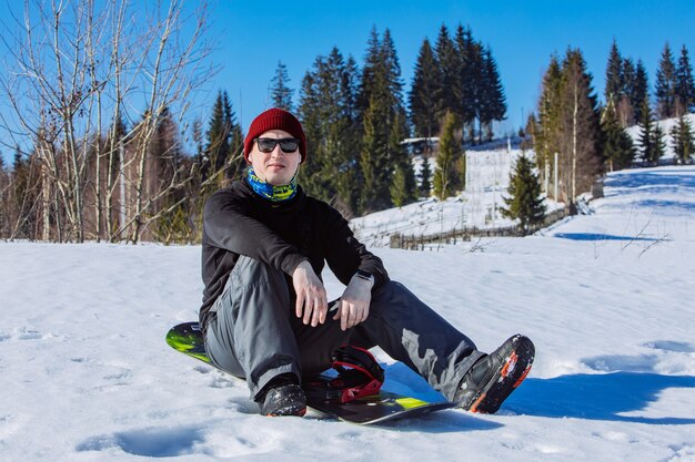 Man zit op snowboard rusten. wintertijd