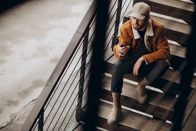 Man zit op trappen en gebruikt telefoon