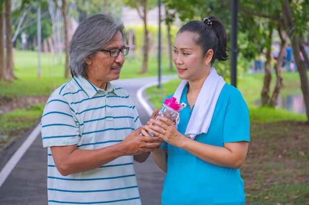 man zond water voor vrouw