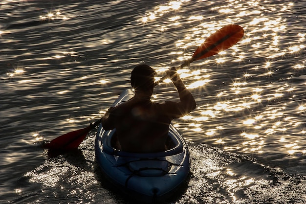 Foto man zwemt in de zee.