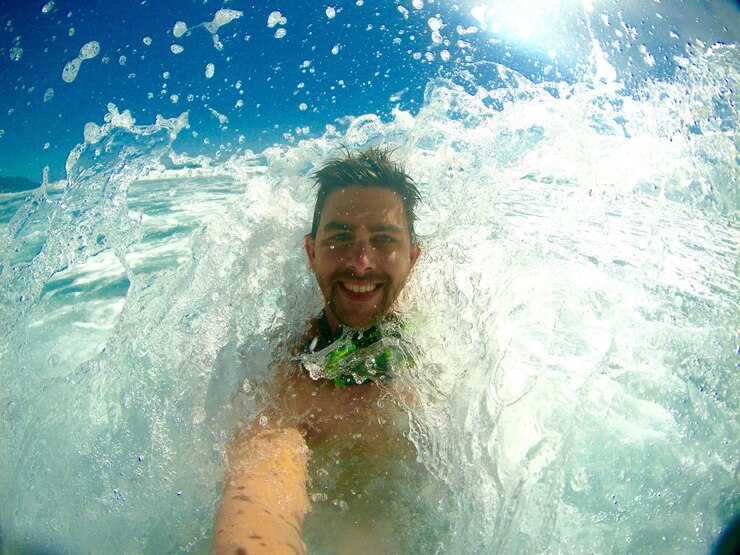 Foto man zwemt in de zee.