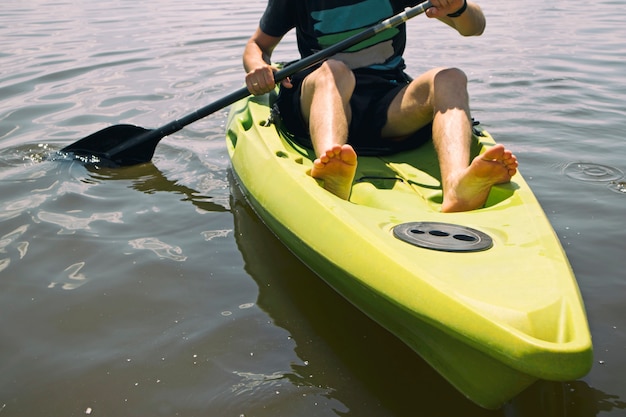 Man zwemt op een kajak op het meer