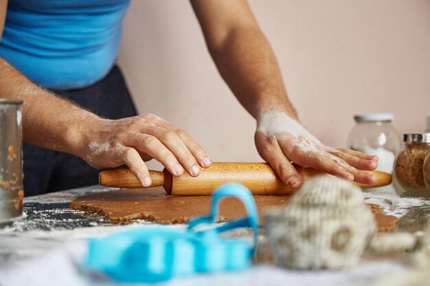 Foto man39s handen maken koekjes thuis zelfgemaakt bakken quarantaine concept