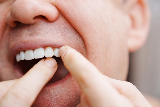 Мужчина 39 рот крупным планом мужчина чистит зубы зубной нитью