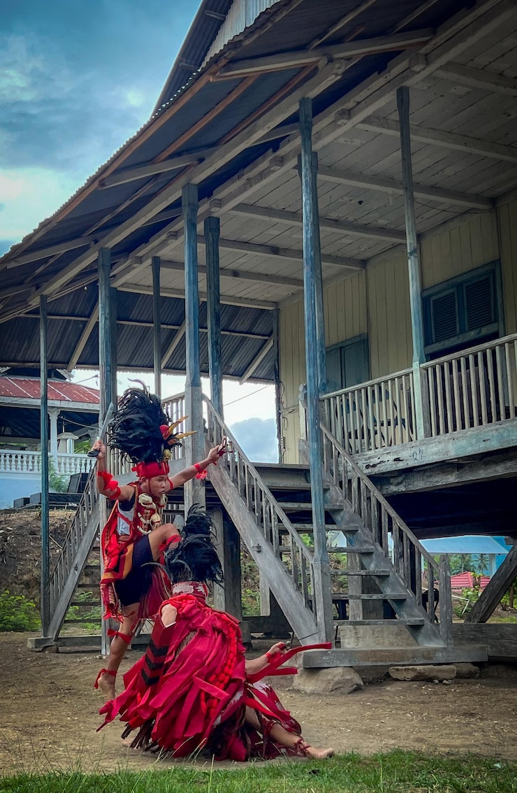 फोटो manado indonesia nov 2025 kabasaran dance traditional war dance from minahasa sulawesiindonesia