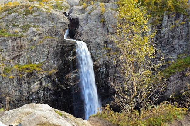 Манафоссен, Норвегия Красивый северный водопад.