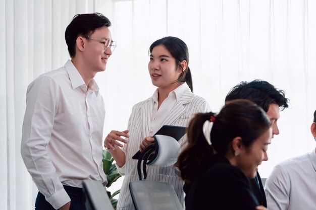 관리자는 사무실에서 조화의 개념으로 직장에서 젊은 동료에게 조언합니다.