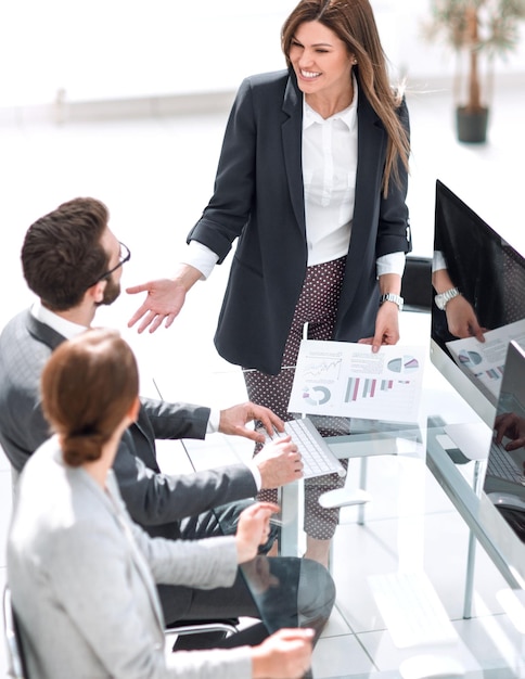 Manager bespreekt het financiële rapport met het business team