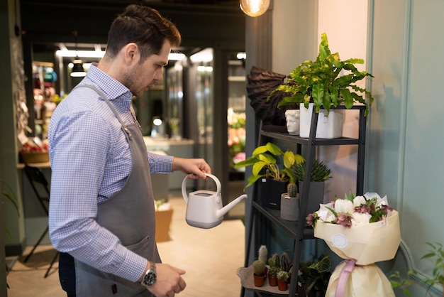 Manager bloemenwinkel potplanten water geven