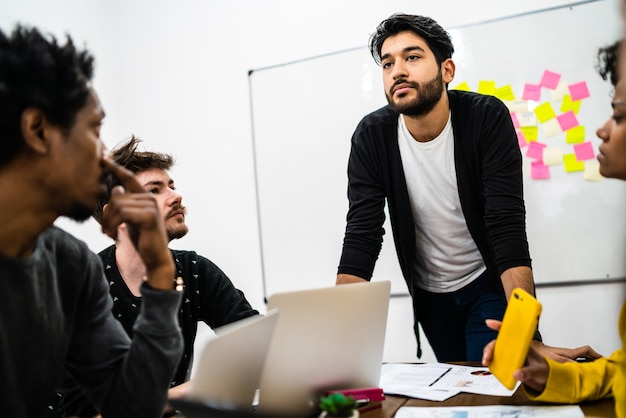 Manager die een brainstormvergadering leidt.