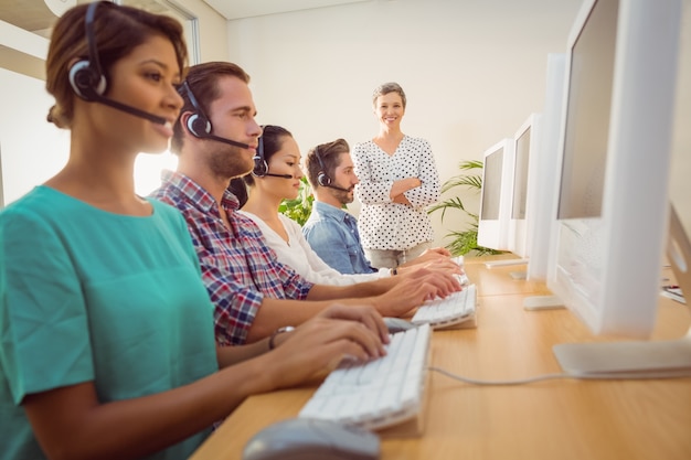 Manager die werk in call centre controleert