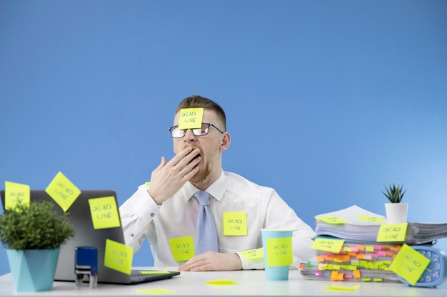 Foto il manager non affronta il lavoro e sbadiglia