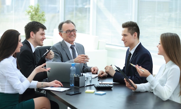 Manager en bedrijfsgroep die financiële documenten bespreken