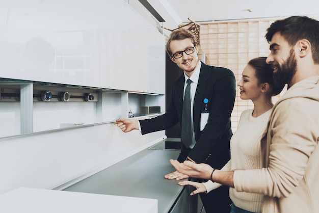 Manager in suit toont nieuwe keuken om te koppelen