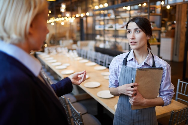 Manager instructie serveerster in Restaurant