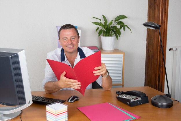 Manager man aan zijn bureau op het werk