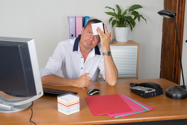 Manager man aan zijn bureau op het werk