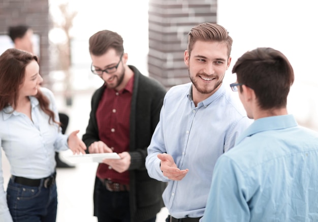 Manager overleg met zijn collega's op kantoor