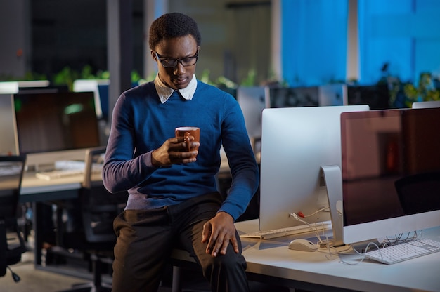 Manager poseert met kopje koffie, office lifestyle