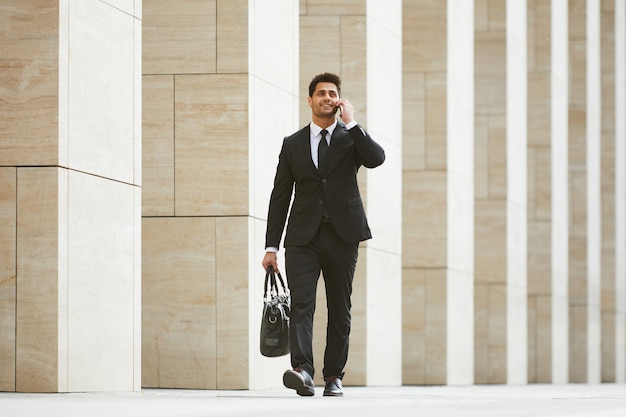 Manager praten aan de telefoon