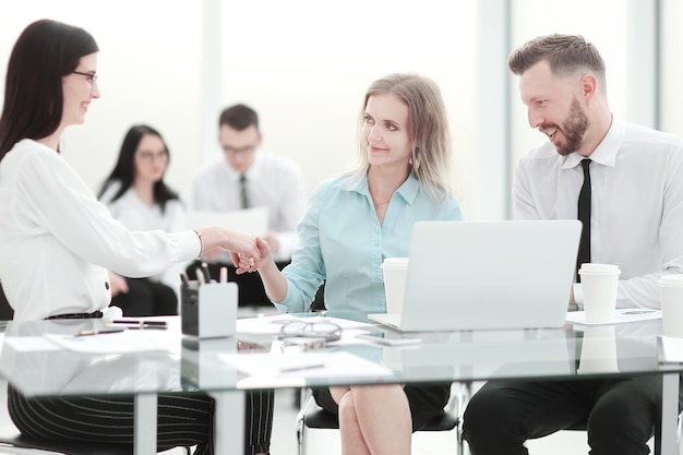 Manager shaking hands with client at office meeting. concept of cooperation