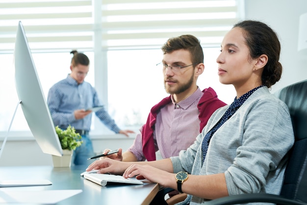 Manager teaching new employee