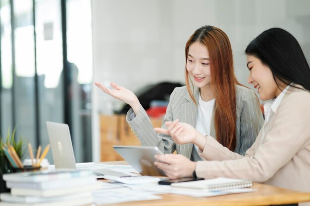 Manager teaching new employees with a smile