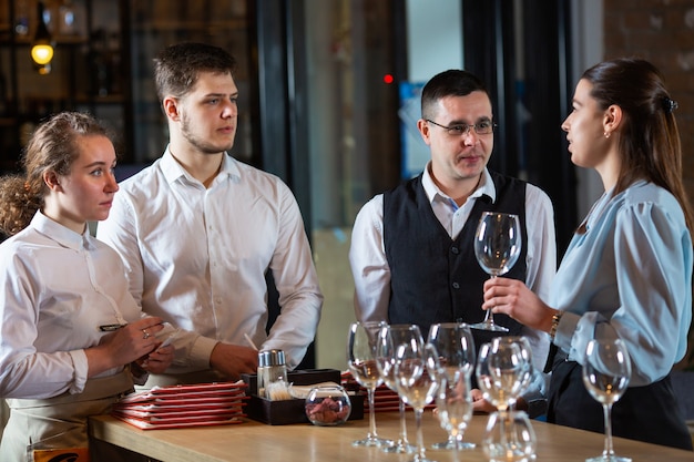 Il gestore forma il personale del ristorante sulle regole del servizio clienti