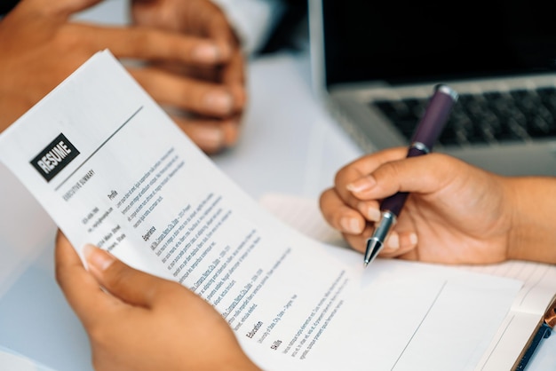 Manager van de afdeling Human Resources leest CV's
