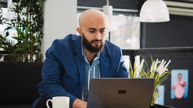 Manager vergelijkt gegevens op laptop