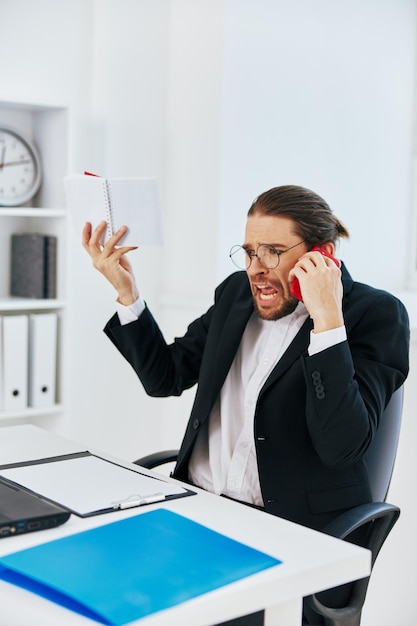 Manager werkt op kantoor voor een laptop Lifestyle Foto van hoge kwaliteit