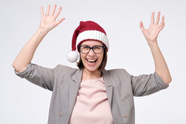 Foto donna manager in santa cappello rosso e occhiali essere eccitato