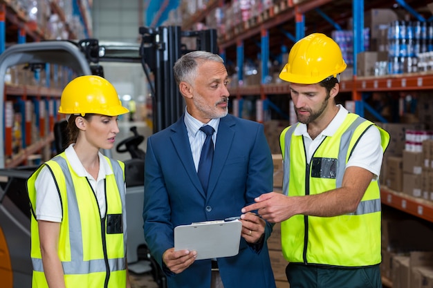 Manager e lavoratori stanno parlando e cercando un tablet