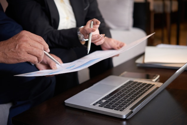 Managers die bedrijfsontwikkeling bespreken