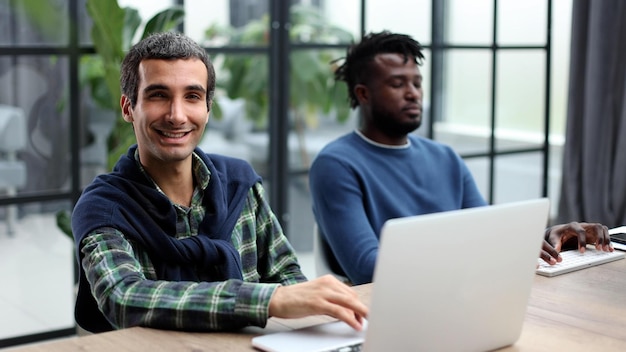 Managers met laptop zitten in modern kantoor