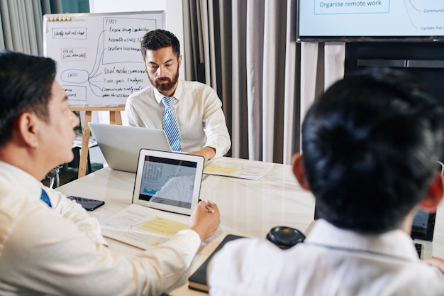 Managers van financiële afdelingen hebben een brainstormsessie en bespreken manieren om de wereldwijde financiële crisis te boven te komen