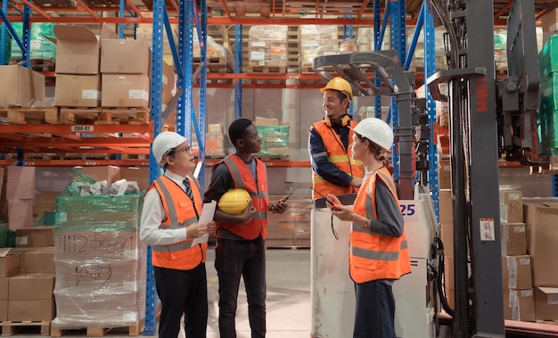Managers, voormanen en magazijnwerkers overleggen samen over het uithalen van de goederen uit het magazijn om de kleine kooplieden vanavond af te sturen.