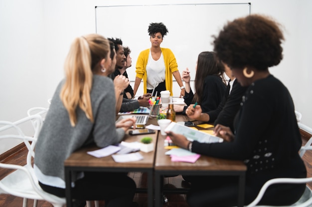 Managervrouw die een brainstormvergadering leiden.