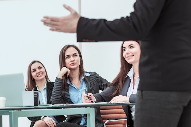 L'amministratore delegato della società tiene un incontro di lavoro con il team aziendale